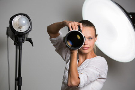 Eine junge Fotografin als Symbol für alle Fotografen.